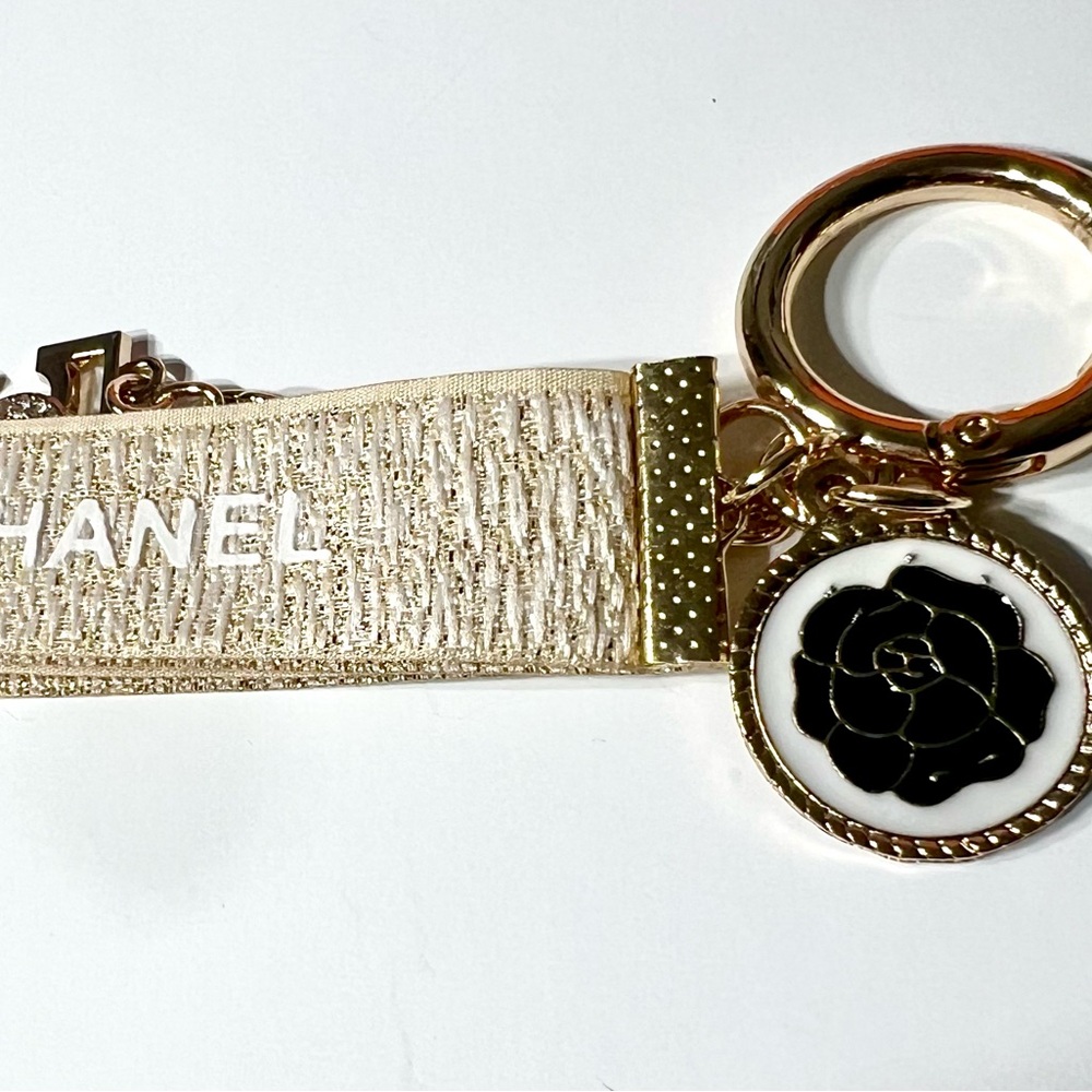 CHANEL Cream and Gold Key Holder - Bag Charm NIB - Picture 10 of 13